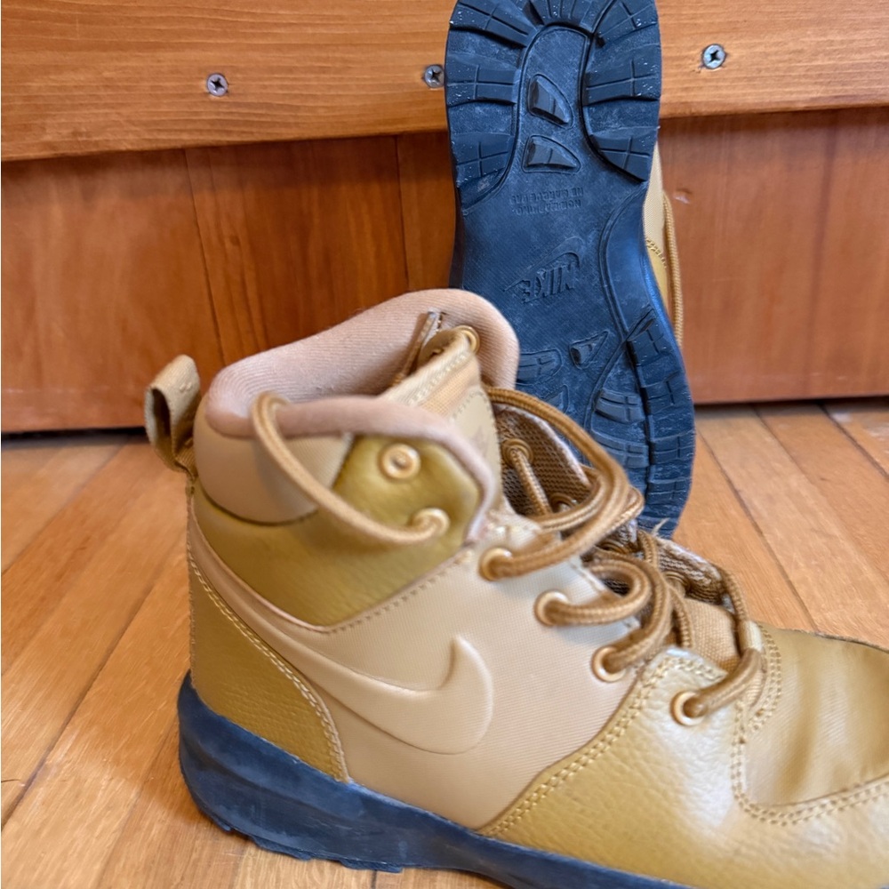 Nike Kids Tan and Navy Boots - Picture 2 of 6